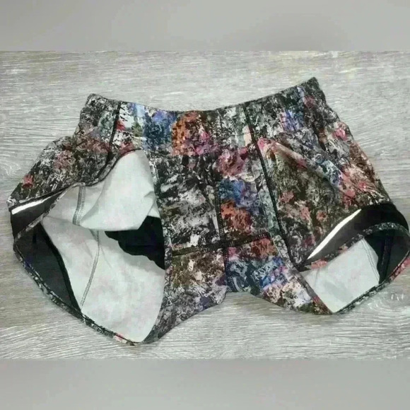 Lululemon Hotty Hot Short II *2.5"
Vitalize Multi / Black- 4 - very good shape - Picture 10 of 12